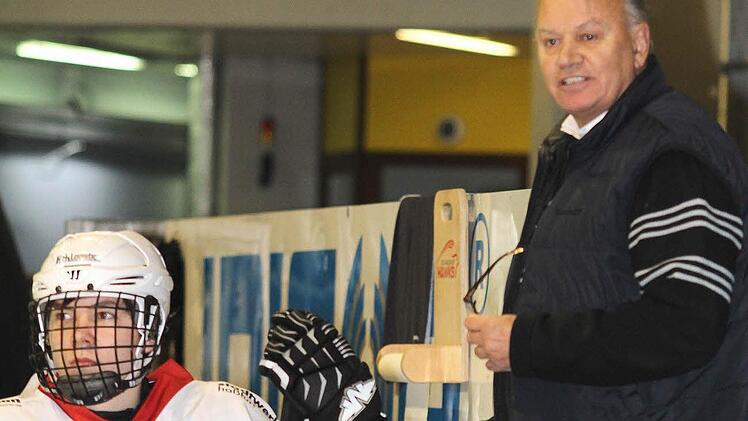 Trainer Doug Kacharvich (links) und der junge Pascal Marx nach dem Spielabbruch fassungslos auf der Bank.