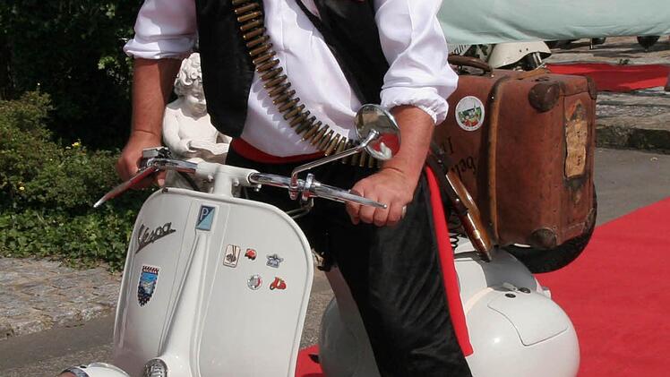 Hausherr Josef Sanfilippo im entsprechenden Outfit mit seiner Mafiosi Vespa aus dem Jahre 1953