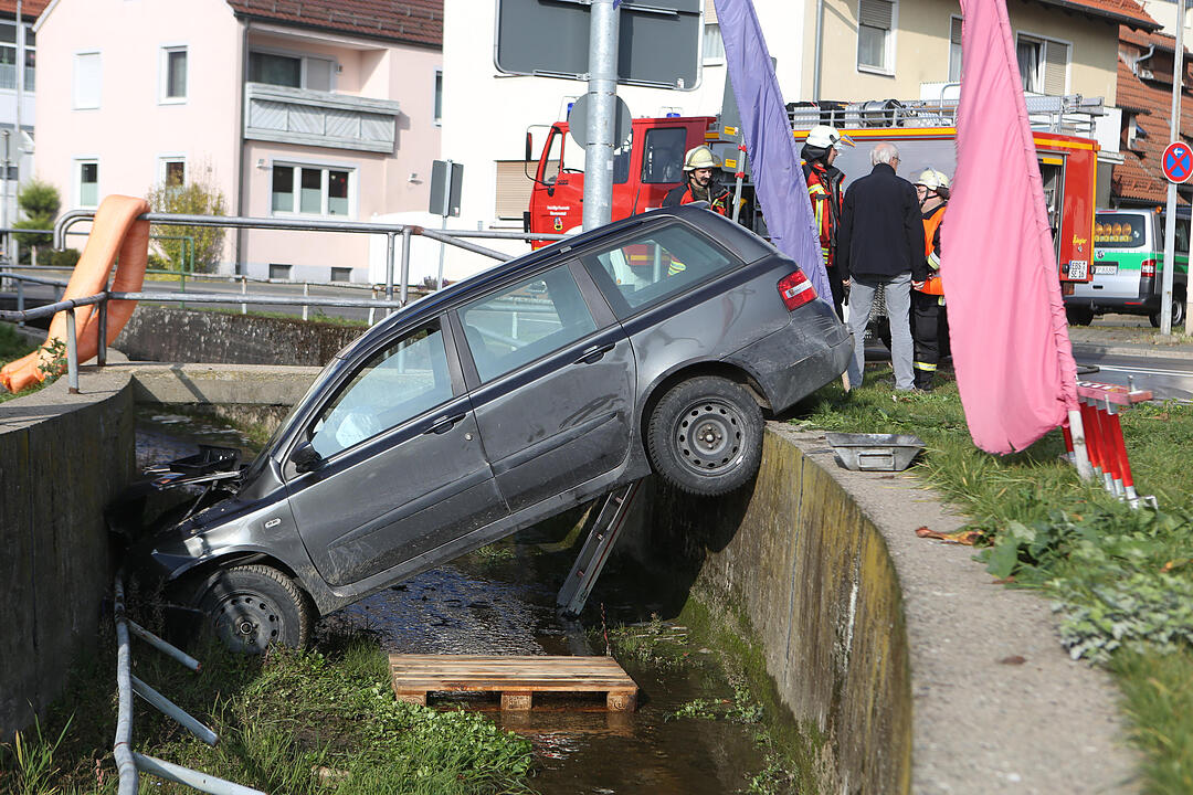 Auto landet im Bach