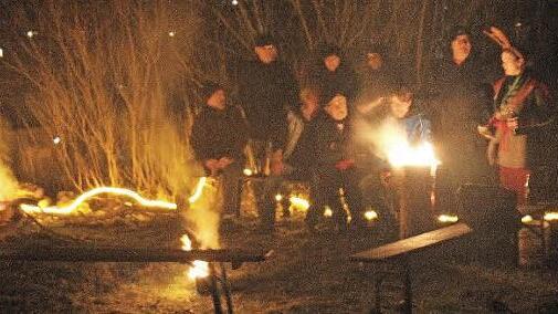 Gemütlichkeit am Lagerfeuer: Der Stadtsteinacher Kulturclub "Die Wüste lebt" hatte zur Wintersonnenwende eingeladen. Foto: Klaus Klaschka