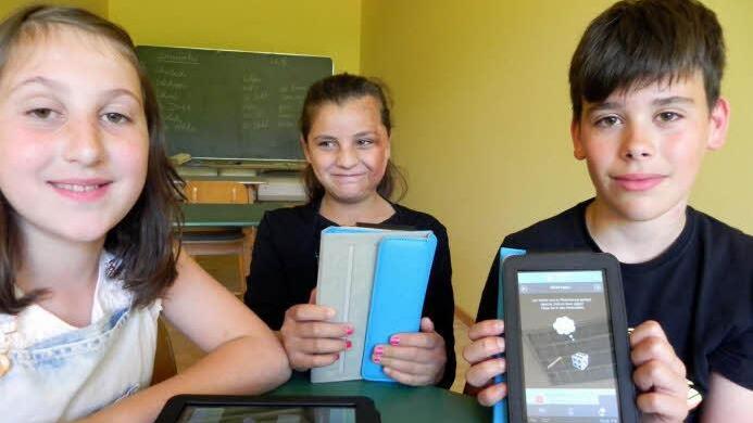 Leonie, Safa und Pascal con der Grund- und Mittelschule Wildflecken sind bereits digitale Lernprofis. Foto: Manfred Mellenthin