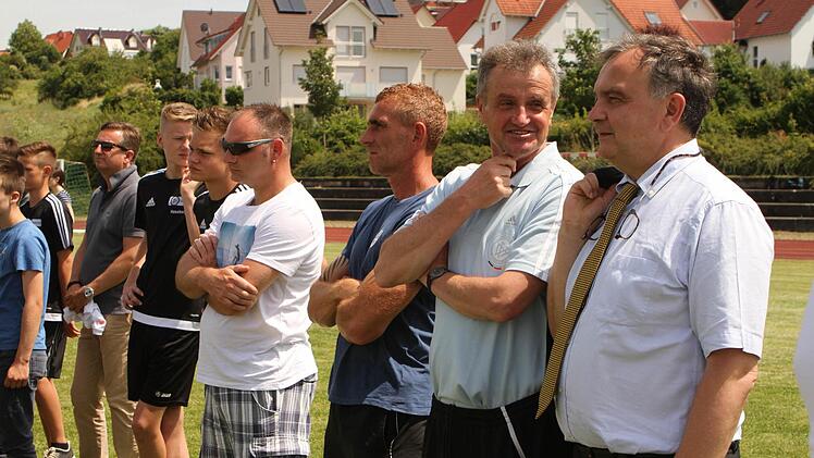 Schulleiter Klauspeter Schmitt und Trainer Michael Kotterba in angeregtem Gespräch mit Gästen bei der Trainingseinheit.