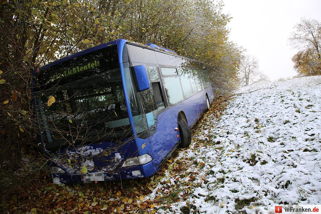 Schulbusunglück bei erstem Schnee – Bus rutscht 300 Meter den Hang hinab – Kinder zum Glück keine im Bus