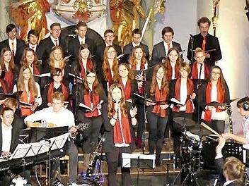 Der Projektchor und die Band Praystation bei ihrem Benefizkonzert in der St.-Johannes-Kirche in Trebgast Foto: Dieter Hübner