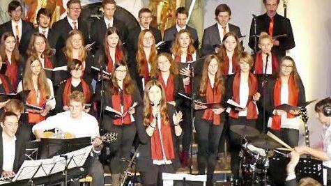 Der Projektchor und die Band Praystation bei ihrem Benefizkonzert in der St.-Johannes-Kirche in Trebgast Foto: Dieter Hübner