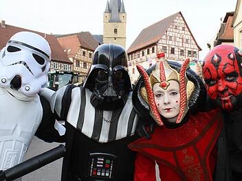 Die Feuerwehr Schmachtenberg war im vergangenen Jahr als "Star-Wars" in Zeil. In Sand würden sie beim Umzug heuer mit dieser Verkleidung nicht mitlaufen dürfen - denn Vermummte oder Besucher mit schusswaffenähnlichen Gegenständen haben keinen Zutritt.  Foto: rn/Archiv