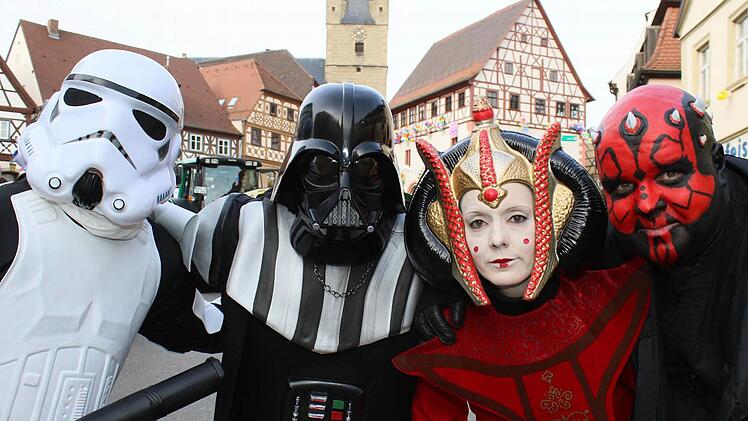 Die Feuerwehr Schmachtenberg war im vergangenen Jahr als "Star-Wars" in Zeil. In Sand würden sie beim Umzug heuer mit dieser Verkleidung nicht mitlaufen dürfen - denn Vermummte oder Besucher mit schusswaffenähnlichen Gegenständen haben keinen Zutritt.  Foto: rn/Archiv