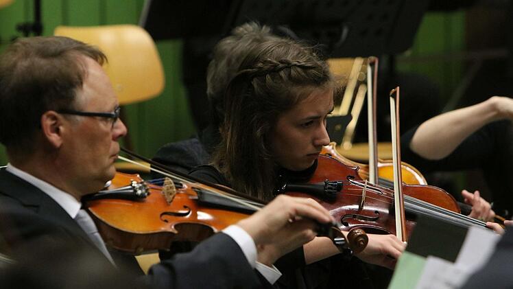 Impressionen vom Sinfoniekonzert mit dem Orchester der Musikfreunde NeustadtFoto: Jochen Berger