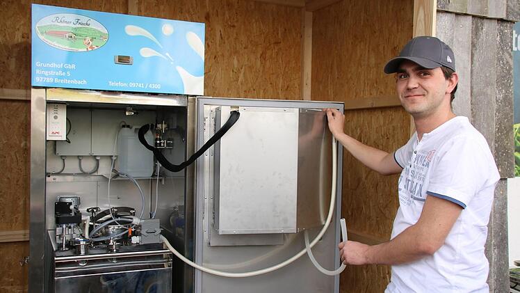 Alexander Kleinhenz gibt einen Einblick in das Innere des Milchautomaten aus. Etliche Schläuche gehören zum automatischen Spülsystem.  Foto: Kathrin Kupka-Hahn