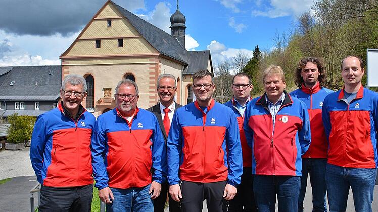 Die neue Regionalleitung der Bergwacht Rhön-Spessart steht (von links): stellvertretender Bergwacht-Bayern-Landesvorsitzende Professor Dr. Nik Klever, der scheidende Regionalleiter Bruno Büchs, BRK-Bezirksgeschäftsführer Direktor Reinhold Dietsch, der neue Regionalleiter Steffen Koberstein, Matthias Peiffer (Leiter der Geschäftsstelle Main-Rhön), der bisherige Stellvertreter Jürgen Dörfler sowie dessen Nachfolger Daniel Haßmüller und Michael Szuskiewicz.  Foto: Hanns Friedrich