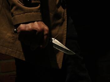 Sie sei von einem Unbekannten mit einem Messer bedroht und ausgeraubt worden. Doch der Polizei kommen schnell Zweifel an der Geschichte einer Bäckerei-Mitarbeiterin in Aschaffenburg. Symbolbild:  Christopher Schulz