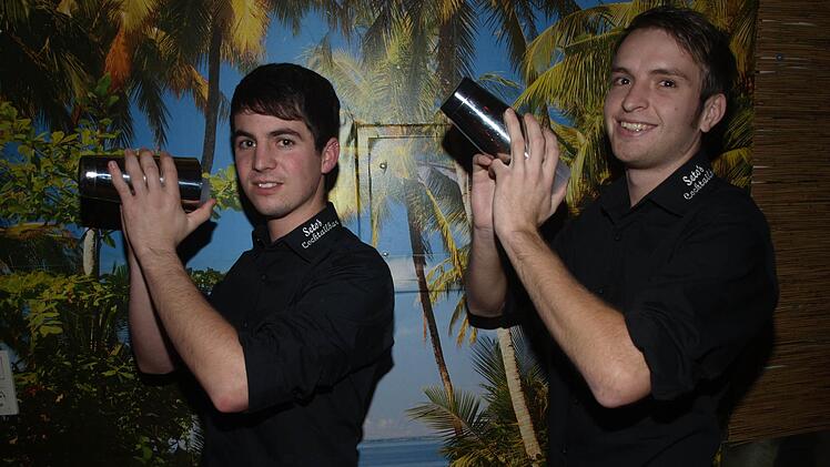 Tobias Keßler (links) und Sebastian Dees sind Vorbild in Sachen Jugendarbeit und Ehrenamt.  Auf unserem Foto (aus dem Jahr 2013) mixen sie gerade einen Cocktail.  Foto: Stefan Geiger