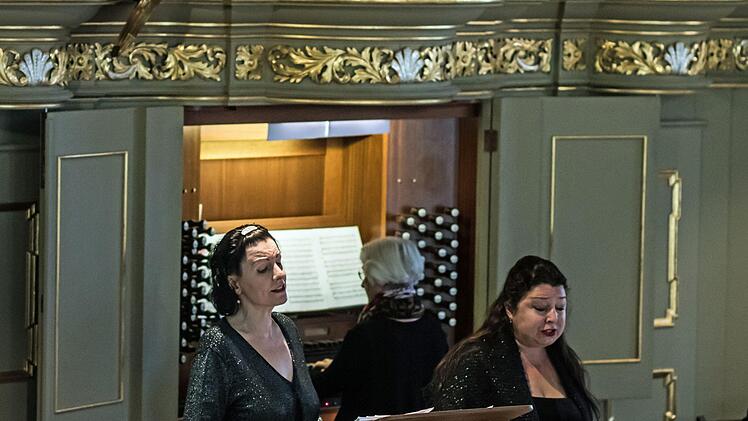 Mit der Organistin Gabriele Wadewitz gestalteten Alena-Maria Stolle (Mitte) und Karin Lasa ein Konzert in St. Moriz.Foto: Jochen Berger