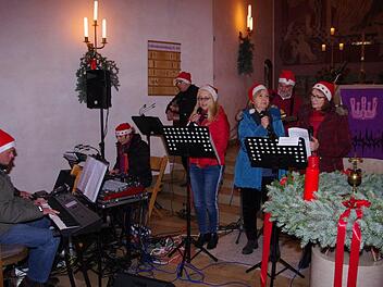 Die evangelische Kirchenband trug zu "Rudolf, The Rednosed Reindeer" rote Nikolausmützen.   Thomas Hümmer