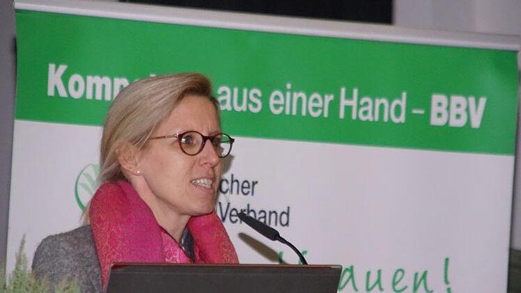 Eva Maria Haas stellte als Gastreferentin das 2016 ins Leben gerufene Online-Portal "www.unsere-bauern.de" vor.