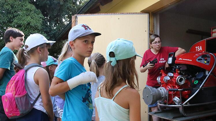 Gespannt lauschten die Kinder den Erklärungen zur Tragkraftspritze. Foto: Janina Reuter-Schad