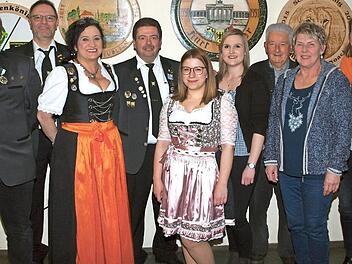 Das neu gewählte Vorstandsteam der Zimmerstutzen-Schützengesellschaft Schney (von links): Sven Reißmann, Achim Weber, Vorsitzende Claudia Kober, Schützenmeister Frank Reißmann, Janine Otto, Anna Kuchlbauer, 3. Bürgermeister Winfried Weinbeer, Andrea Kuchlbauer und 2. Bürgermeisterin Sabine Rießner Fotos: Alfred Thieret