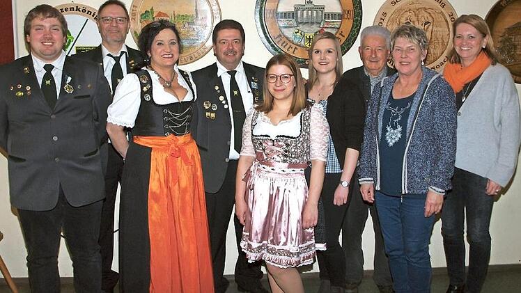 Das neu gewählte Vorstandsteam der Zimmerstutzen-Schützengesellschaft Schney (von links): Sven Reißmann, Achim Weber, Vorsitzende Claudia Kober, Schützenmeister Frank Reißmann, Janine Otto, Anna Kuchlbauer, 3. Bürgermeister Winfried Weinbeer, Andrea Kuchlbauer und 2. Bürgermeisterin Sabine Rießner Fotos: Alfred Thieret