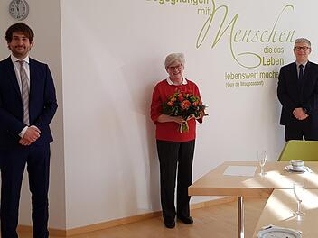 Helmtrud Köhler wurde bei der  VR-Bank Bad Kissingen eG in die Freiphase der Altersteilzeit verabschiedet: (von links) Abteilungsleiter Michael Scheiner, Helmtrud Köhler und Vorstand Jürgen Klubertanz. Foto: Beatrix Lieb