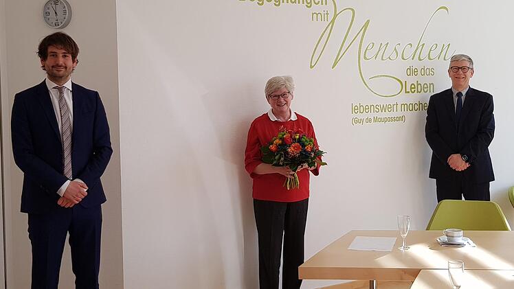 Helmtrud Köhler wurde bei der  VR-Bank Bad Kissingen eG in die Freiphase der Altersteilzeit verabschiedet: (von links) Abteilungsleiter Michael Scheiner, Helmtrud Köhler und Vorstand Jürgen Klubertanz. Foto: Beatrix Lieb