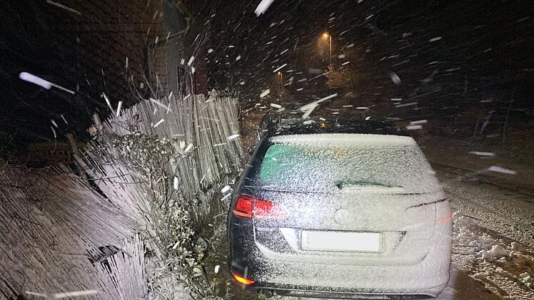 Autounfall wegen schneebedeckter Fahrbahn.