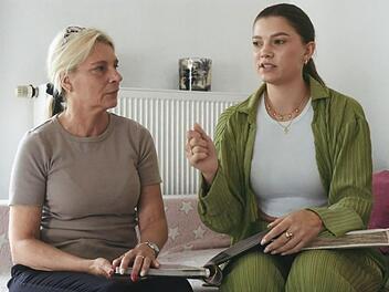 Chanel Silberberg (24, rechts) starb mit elf Jahren beinahe an einer Darmentzündung. Im Koma begegnete sie ihrer verstorbenen Oma.