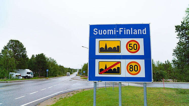 Suomi Finnland entering Grenze Grenzschild Einreise Auto Autofahren Roadtrip Skandinavien Tempolimit 50kmh innerorts 80kmh au&szlig;erorts Verkehrsregeln Geschwindigkeit Bu&szlig;geld Ausland Kontrolle Polizei Blitzer Kamerakontrolle Reiseplanung Navi Routenplanung Urlaub Autourlaub Europa Mietwagen Sicherheit Fahrweise Schilder beachten Regelwechsel L&auml;nderregeln Tempogrenze Innerorts Au&szlig;erorts Finnlandurlaub Vorbereitung