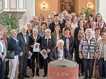 Unser Bild zeigt die Jubilarinnen und Jubilare der Jubelkonfirmation mit Pfarrerin Regina Schenk.