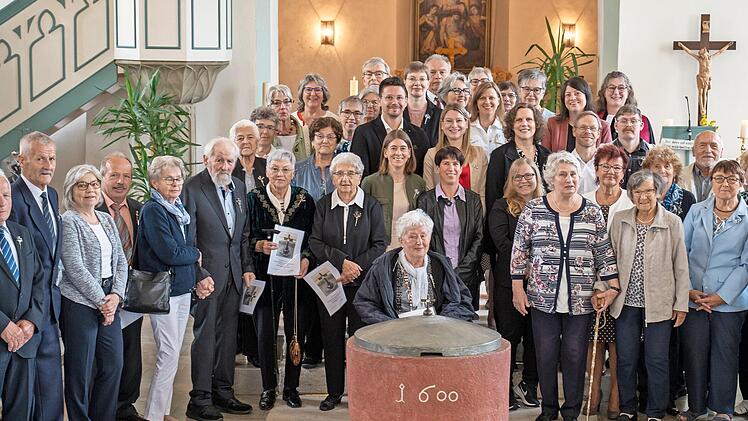 Unser Bild zeigt die Jubilarinnen und Jubilare der Jubelkonfirmation mit Pfarrerin Regina Schenk.
