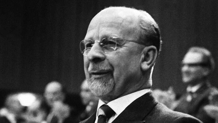 Walter Ulbricht, Berlin (Ost), 15. Juni 1961Auf einer internationalen Pressekonferenz behauptet der Staatsratsvorsitzende der DDR, Walter Ulbricht: "Niemand hat die Absicht, eine Mauer zu errichten!" Am 13. August wird mit dem Bau der Berliner Mauer begonnen. Foto: dpa-Archiv