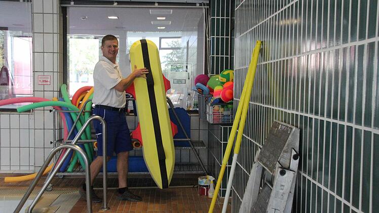 Die ausleihbaren Wasserspielzeuge kommen als letztes aus dem Depot
