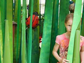 Kinder spazieren zwischen den "Grashalmen" und weiteren Kunstwerken. Fotos: Heike Reinersmann