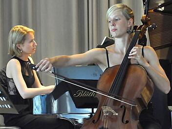 Marie-Thérèse Zahnlecker (Piano) und Julika Rieke (Cello) beim Konzert im Kursaal in Bad Bocklet. Foto: Peter Klof