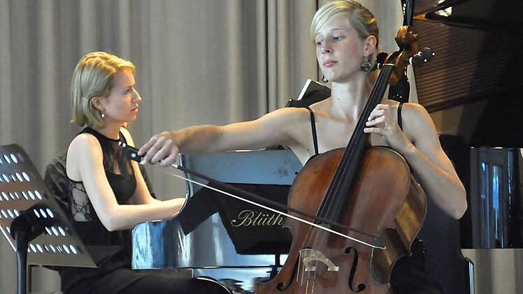 Marie-Thérèse Zahnlecker (Piano) und Julika Rieke (Cello) beim Konzert im Kursaal in Bad Bocklet. Foto: Peter Klof