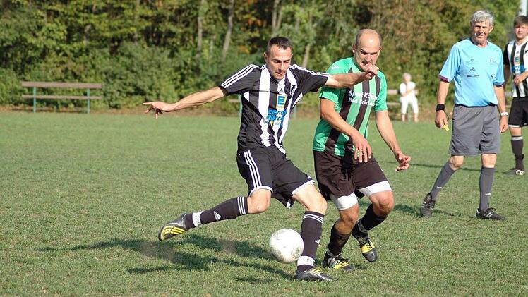 André Halbig (Albertshausen) und André Römmelt haben zwar den gleichen Vornamen, aber in dieser Szene ganz unterschiedliche Absichten Foto: Sebastian Schmitt
