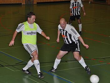 Der FC Stockheim (schwarz-weiß gestreifte Trikots) nimmt auch heuer an der Kronacher Hallenmeisterschaft der B-Senioren teil. Foto: Kalb