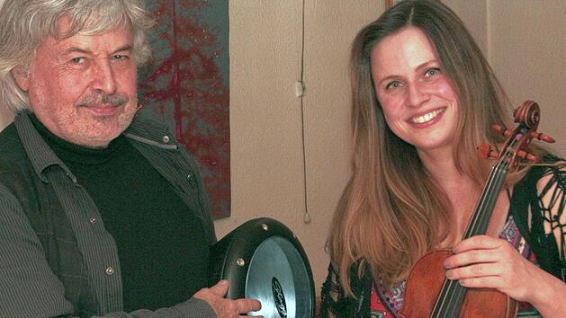 Uwe Thiem und Anne Möllers kredenzten im Gasthaus Sponsel in Kirchehrenbach ein musikalisches Valentinsmenü.  Foto: Andreas Hofbnauer