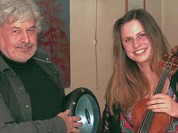 Uwe Thiem und Anne M&ouml;llers kredenzten im Gasthaus Sponsel in Kirchehrenbach ein musikalisches Valentinsmen&uuml;.  Foto: Andreas Hofbnauer