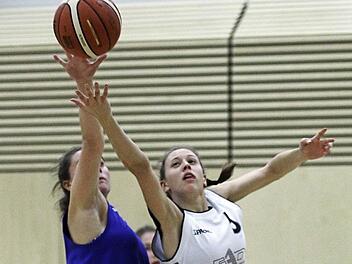 Die Kemmernerin Marie Ulsh&ouml;fer (r.) angelt sich vor der W&uuml;rzburgerin Sara Ludwig den Ball. Foto: sportpress
