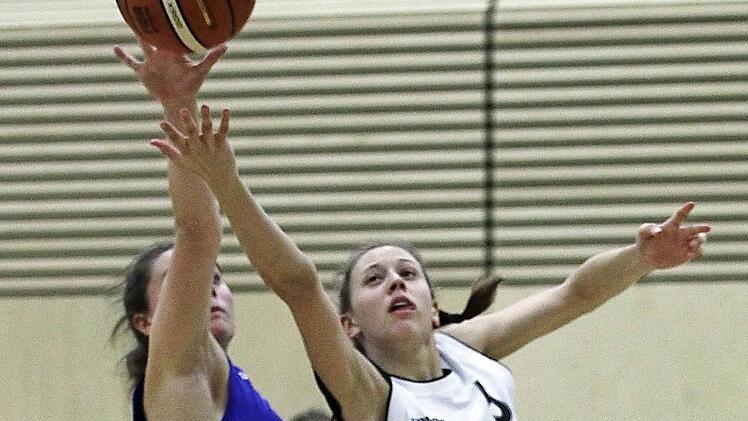 Die Kemmernerin Marie Ulsh&ouml;fer (r.) angelt sich vor der W&uuml;rzburgerin Sara Ludwig den Ball. Foto: sportpress