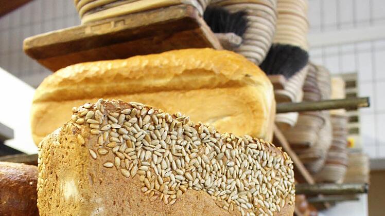 Bei Bäckermeister Mario Schneider in Zeitlofs wird noch alles mit der Hand gebacken. Foto: Julia Raab