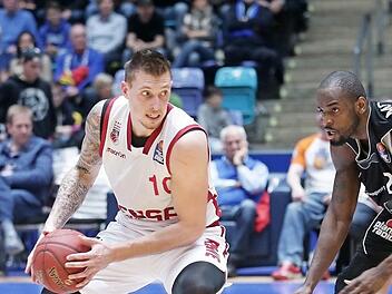 Daniel Theis (mit Ball) unterstrich auch in Frankfurt seine aktuell starke Form. Hier versucht Mike Morrison vergeblich, den Bamberger Center zu stoppen. Foto: Joachim Storch