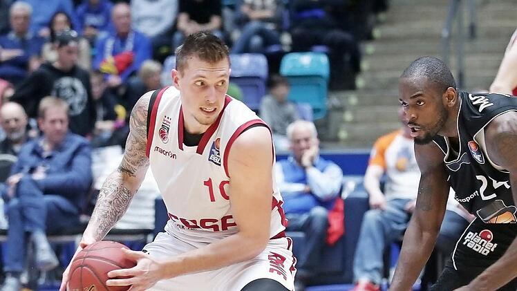 Daniel Theis (mit Ball) unterstrich auch in Frankfurt seine aktuell starke Form. Hier versucht Mike Morrison vergeblich, den Bamberger Center zu stoppen. Foto: Joachim Storch