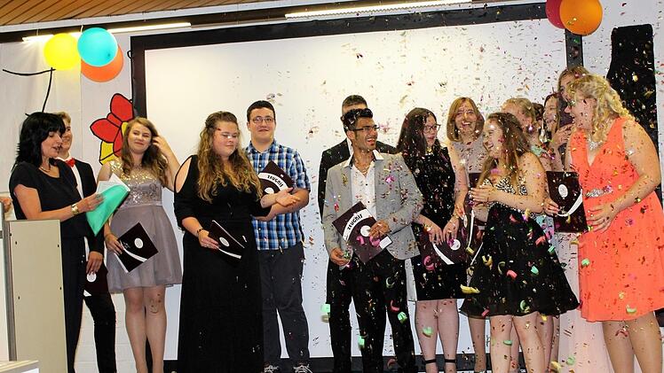 Die Absolventen des Qualifizierenden Abschlusses freuen sich über ihre Zeugnisse - und über den Konfettiregen. Foto: Julia Raab