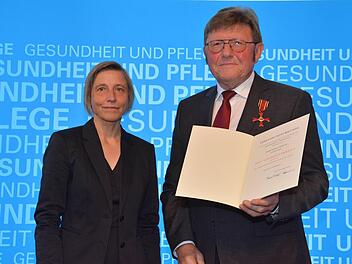 Ministerialdirektorin Ruth Nowak hat Edwin Jungkunz am Montag in Bamberg das Verdienstkreuz am Bande verliehen. Foto: Bayerisches Staatsministerium für Gesundheit und Pflege