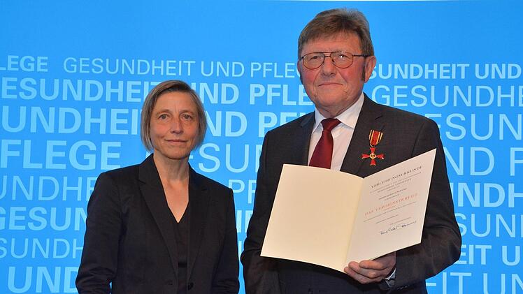 Ministerialdirektorin Ruth Nowak hat Edwin Jungkunz am Montag in Bamberg das Verdienstkreuz am Bande verliehen. Foto: Bayerisches Staatsministerium für Gesundheit und Pflege