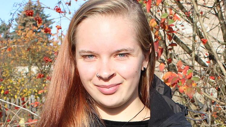 Sarah Helmert, die im Landratsamt ein ökologisches Jahr absolviert zeigt die stacheligen Früchte und Blätter der Esskastanie.    Foto: Evi Seeger