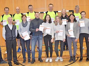 Sie erreichten das DSA in Silber und Gold, dabei auch vorne von links Hartmut Fleischmann (Vorsitzender TVU), Harald Kaiser (Übungsleiter und Sportabzeichen Referent BLSV), die erfolgreichen Familien Eidloth und Müller sowie hinten die weiteren Sportabzeichen-Träger des TV Unterrodach. Foto: K.- H. Hofmann