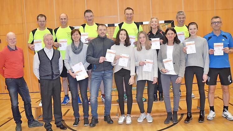 Sie erreichten das DSA in Silber und Gold, dabei auch vorne von links Hartmut Fleischmann (Vorsitzender TVU), Harald Kaiser (Übungsleiter und Sportabzeichen Referent BLSV), die erfolgreichen Familien Eidloth und Müller sowie hinten die weiteren Sportabzeichen-Träger des TV Unterrodach. Foto: K.- H. Hofmann