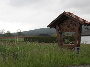 Rund eine halbe Million Euro kostet die Erschließung des Baugebiets Baiersdorf I unweit des Ortsteingangs (links im Bild), wo auf acht gemeindlichen und drei privaten Parzellen Häuser gebaut werden dürfen.  Foto: Stephan Stöckel
